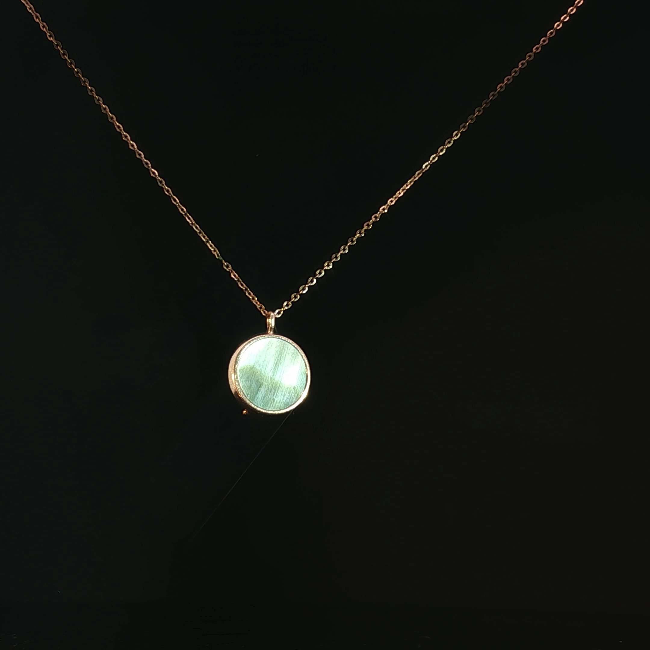 18K Mother of Pearl Pendant Necklace - Image 2